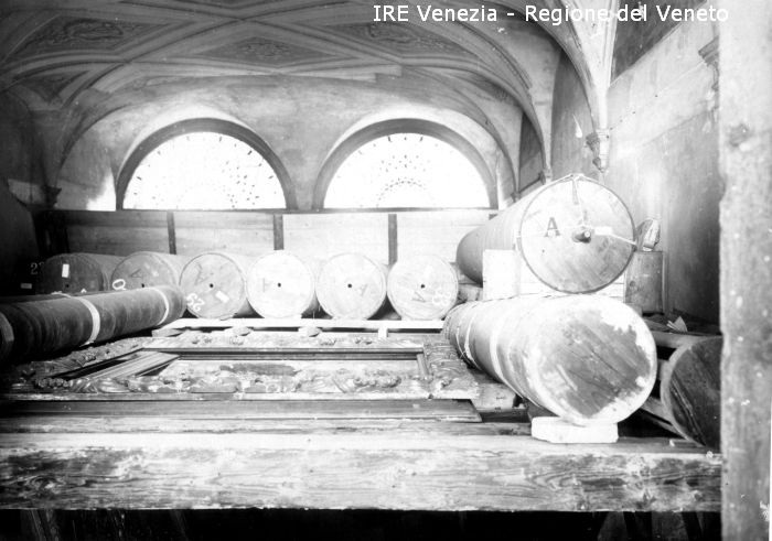Venezia - Vita veneziana e lagunare - Prima guerra mondiale - Opere pubbliche - Opere di protezione - Palazzo Ducale: quadri arrotolati per essere trincerati  di Filippi, Tomaso (primo quarto XX)