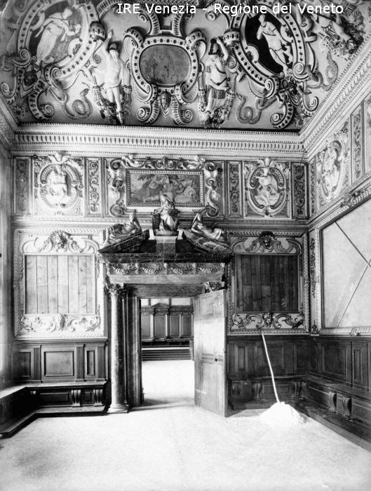 Venezia - Vita veneziana e lagunare - Prima guerra mondiale - Opere pubbliche - Opere di protezione - Palazzo Ducale: sala dell'Anticollegio senza quadri  di Filippi, Tomaso (primo quarto XX)