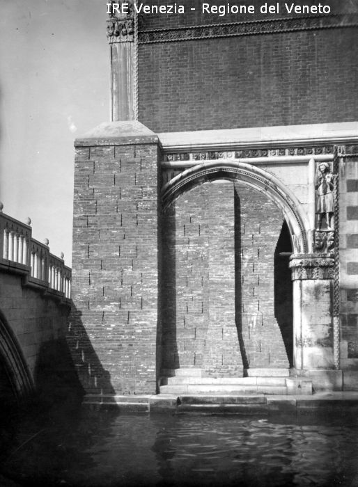 Venezia - Vita veneziana e lagunare - Prima guerra mondiale - Opere pubbliche - Opere di protezione - Palazzo Ducale: angolo trincerato  di Filippi, Tomaso (primo quarto XX)