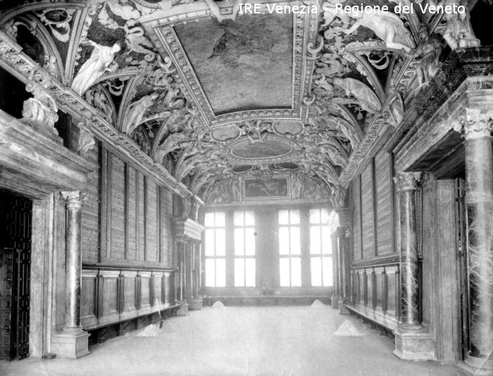 Venezia - Vita veneziana e lagunare - Prima guerra mondiale - Opere pubbliche - Opere di protezione - Palazzo Ducale: sala delle Quattro porte senza quadri  di Filippi, Tomaso (primo quarto XX)