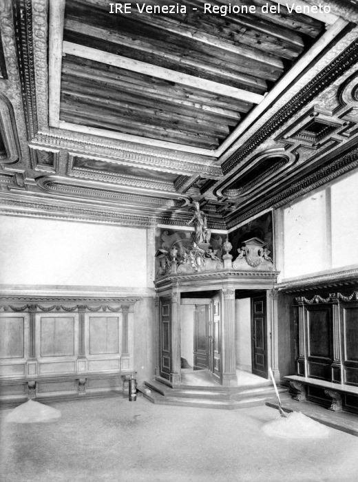 Venezia - Vita veneziana e lagunare - Prima guerra mondiale - Opere pubbliche - Opere di protezione - Palazzo Ducale: sala della Bussola senza quadri  di Filippi, Tomaso (primo quarto XX)