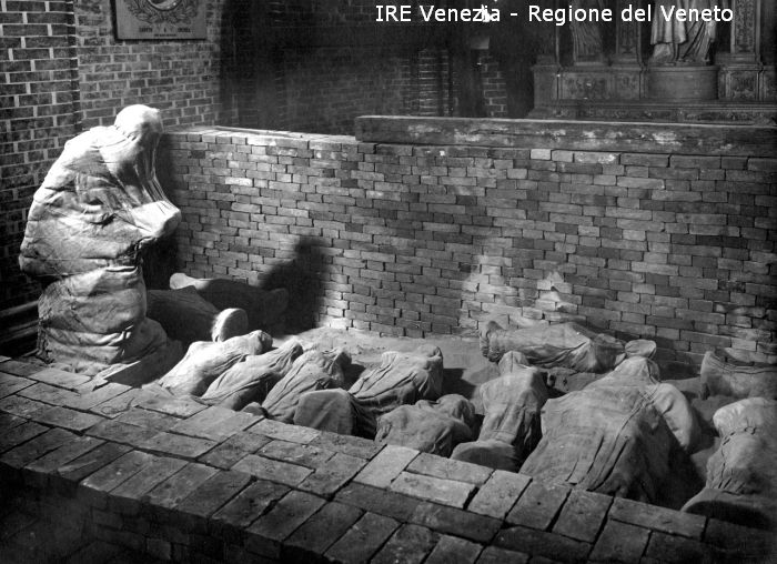 Venezia - Vita veneziana e lagunare - Prima guerra mondiale - Opere pubbliche - Opere di protezione - Chiesa dei SS. Giovanni e Paolo: statue trincerate  di Filippi, Tomaso (primo quarto XX)