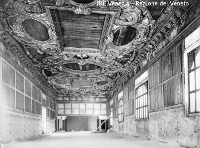 Venezia - Vita veneziana e lagunare - Prima guerra mondiale - Opere pubbliche - Opere di protezione - Palazzo Ducale: sala dello Scrutinio senza quadri  di Filippi, Tomaso (primo quarto XX)
