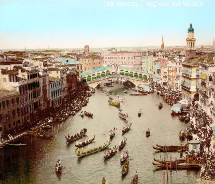 Venezia - Vita veneziana e lagunare - Scene e costumi - Ripresa dall'alto del Canal Grande verso Rialto - Regata Storica: imbarcazioni e gondole - Folla in riva del Vin e riva del Carbon  di Filippi, Tomaso (fine/ inizio XIX/ XX)