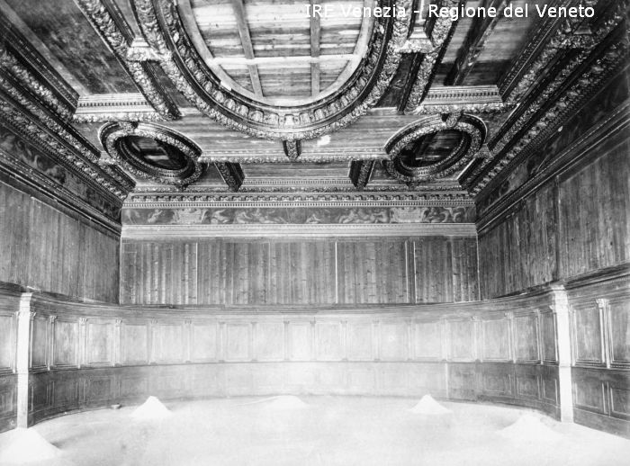 Venezia - Vita veneziana e lagunare - Prima guerra mondiale - Opere pubbliche - Opere di protezione - Palazzo Ducale: sala del Consiglio dei Dieci senza quadri  di Filippi, Tomaso (primo quarto XX)