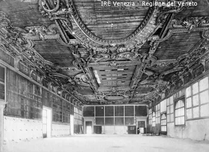 Venezia - Vita veneziana e lagunare - Prima guerra mondiale - Opere pubbliche - Opere di protezione - Palazzo Ducale: sala del Maggior Consiglio senza quadri  di Filippi, Tomaso (primo quarto XX)