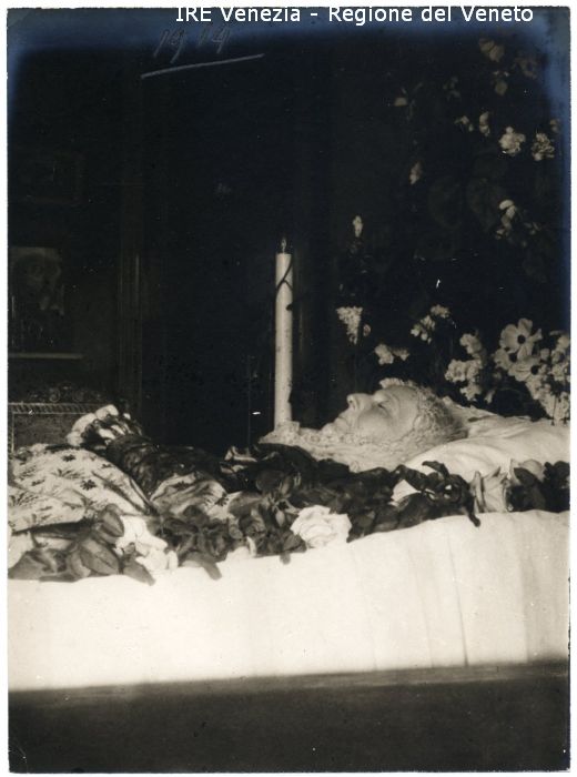 Ritratto della Principessa Borghese sul letto di morte - Ritratto: in interno, mezza figura, in profilo - Donna: anziana, distesa - Vestiario: abito a fiori, velo - Arredamento: letto, cuscino, rose, fiori, candela  di Filippi, Tomaso (primo quarto XX)