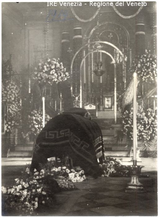 Catafalco della Principessa Borghese - Catafalco: all'interno di una chiesa - Chiesa: altare, scalini, colonne, candelabri con candele, fiori  di Filippi, Tomaso (primo quarto XX)