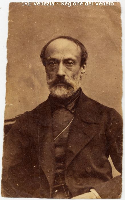 Ritratto di Giuseppe Mazzini - Ritratto: in studio, mezzo busto, frontale - Uomo: con baffi e barba - Vestiario: giacca, camicia scura - Sfondo  di Anonimo (terzo quarto XIX)