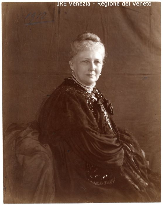 Ritratto della Principessa Borghese - Ritratto: in studio, mezza figura, frontale - Donna: seduta - Acconciatura: capelli bianchi, chignon - Vestiario: abito scuro, pizzo, paillettes, colletto bianco - Gioielli: orecchini - Fondale: telo  di Filippi, Tomaso (primo quarto XX)