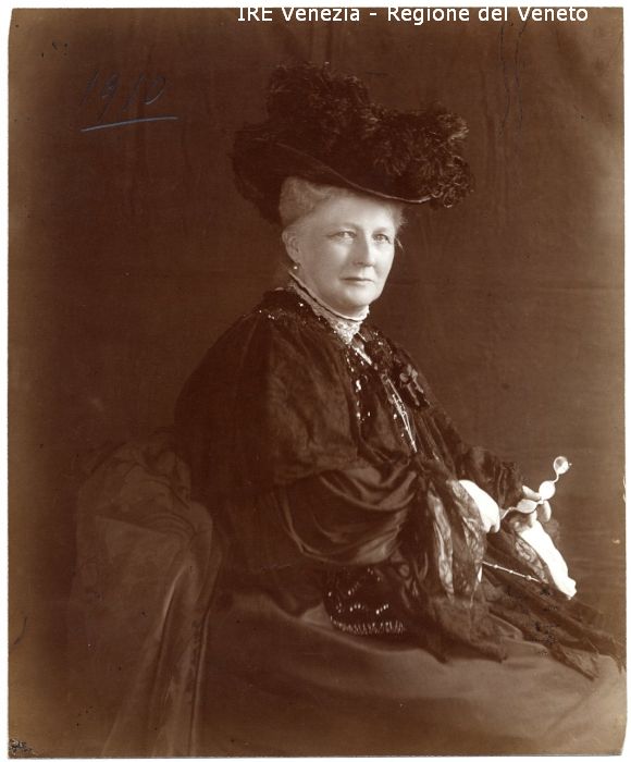 Ritratto della Principessa Borghese - Ritratto: in studio, mezza figura, in semi profilo - Donna: seduta, occhiali in mano - Vestiario: abito scuro, pizzo, paillettes, colletto bianco, cappello - Gioielli: orecchini - Fondale: telo  di Filippi, Tomaso (primo quarto XX)