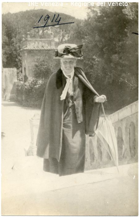 Ritratto della Principessa Borghese - Ritratto: all'esterno, figura intera, frontale - Donna: che sale una scalinata, ombrello in mano - Vestiario: mantello, foulard bianco, cappello con nastro  di Filippi, Tomaso (primo quarto XX)