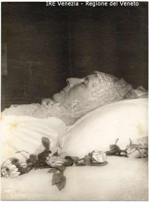Ritratto della Principessa Borghese sul letto di morte - Ritratto: in interno, mezzo busto, in profilo - Donna: anziana, distesa - Vestiario: abito bianco, velo - Arredamento: letto, cuscino, rose  di Filippi, Tomaso (primo quarto XX)