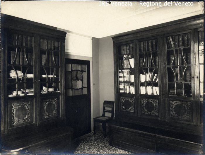 Venezia - Vita veneziana e lagunare - Interni privati - Case dell'ing. arch. Guido Sullam - Arredamento d'interni - Casa di Marco Sullam a S. M. Formosa - Stanza con librerie  di Sullam Guido, Filippi, Tomaso (primo quarto XX)