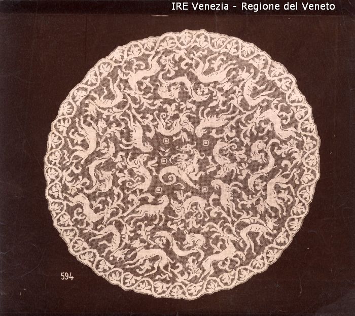 Venezia - Vita veneziana e lagunare - Attività private - Laboratori e Ditte di "Specialità veneziane" - Merletti, campionari anonimi vari - Tovaglia o centro tavola - Formato rotondo  di Filippi, Tomaso (fine/ inizio XIX/ XX)