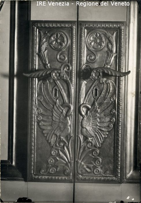 Venezia - Vita veneziana e lagunare - Interni privati - Case dell'ing. arch. Guido Sullam - Arredamento d'interni - Casa di Marco Sullam a S. M. Formosa - Particolare di un elemento d'arredo (maniglie di porte ?)  di Sullam Guido, Filippi, Tomaso (primo quarto XX)