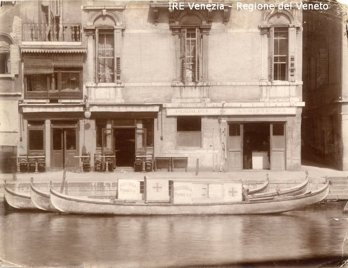 Venezia - Vita veneziana e lagunare - Attività pubbliche - Assistenza e Sanità - Croce Azzurra - Sede della Pubblica Assistenza - Gondole-ambulanza  di Filippi, Tomaso (fine/ inizio XIX/ XX)