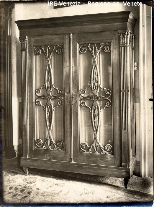 Venezia - Vita veneziana e lagunare - Interni privati - Case dell'ing. arch. Guido Sullam - Arredamento d'interni - Casa di Marco Sullam a S. M. Formosa - Mobile in legno  di Sullam Guido, Filippi, Tomaso (primo quarto XX)