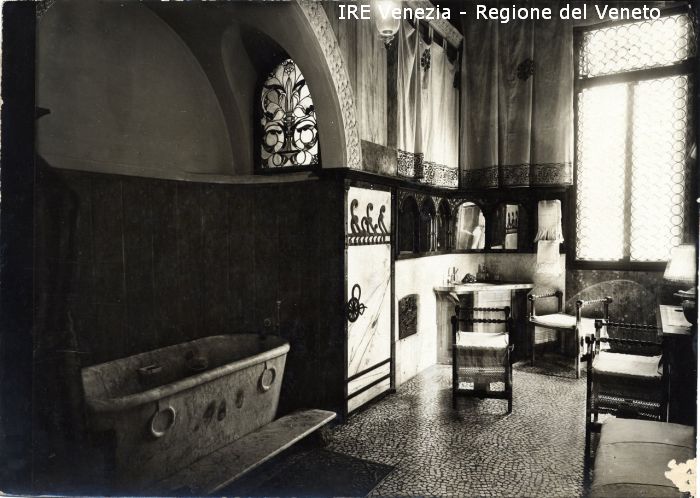 Venezia - Vita veneziana e lagunare - Interni privati - Case dell'ing. arch. Guido Sullam - Arredamento d'interni - Casa di Marco Sullam a S. M. Formosa - Sala da bagno  di Sullam Guido, Filippi, Tomaso (primo quarto XX)