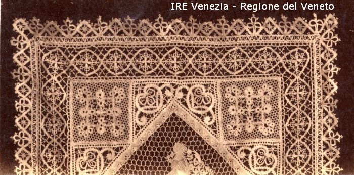 Venezia - Vita veneziana e lagunare - Attività private - Laboratori e Ditte di "Specialità veneziane" - Merletti, campionari anonimi vari - Tovaglia o centro tavola - Formato rettangolare  di Filippi, Tomaso (fine/ inizio XIX/ XX)