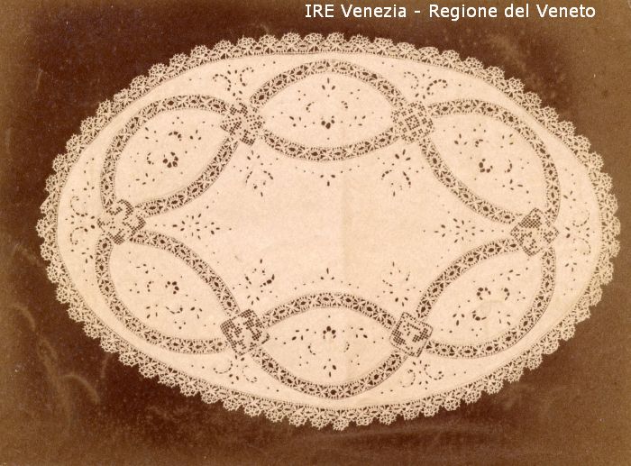 Venezia - Vita veneziana e lagunare - Attività private - Laboratori e Ditte di "Specialità veneziane" - Merletti, campionari anonimi vari - Tovaglia o centro tavola - Formato rotondo  di Filippi, Tomaso (fine/ inizio XIX/ XX)
