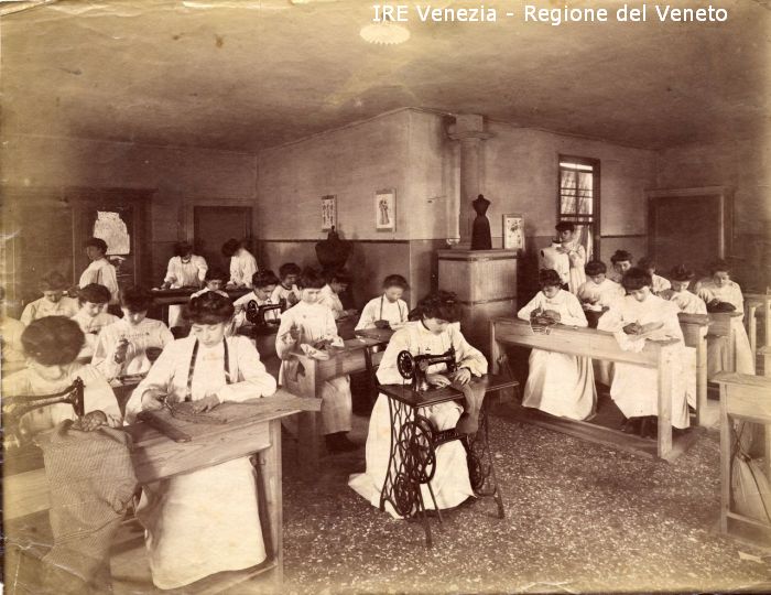 Venezia - Vita veneziana e lagunare - Attività pubbliche - Istruzione - Scuole - Scuola Professionale Femminile per il Commercio a S. Provolo - Corsi di economia domestica - Aula di sartoria - Allieve che cuciono  di Filippi, Tomaso (fine/ inizio XIX/ XX)