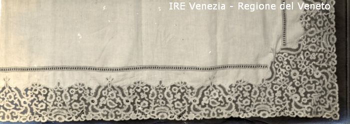 Venezia - Vita veneziana e lagunare - Attività private - Laboratori e Ditte di "Specialità veneziane" - Merletti, campionari anonimi vari - Tovaglia o centro tavola - Formato rettangolare  di Filippi, Tomaso (fine/ inizio XIX/ XX)