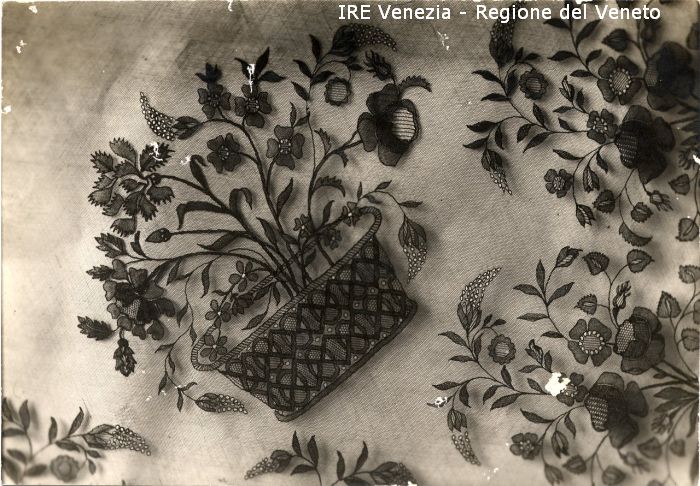 Venezia - Vita veneziana e lagunare - Attività private - Laboratori e Ditte di "Specialità veneziane" - Merletti, campionari anonimi vari - Tovaglia o centro tavola - Formato quadrato  di Filippi, Tomaso (fine/ inizio XIX/ XX)