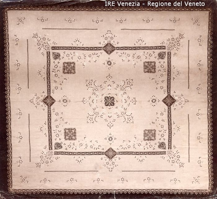Venezia - Vita veneziana e lagunare - Attività private - Laboratori e Ditte di "Specialità veneziane" - Merletti, campionari anonimi vari - Tovaglia o centro tavola - Formato quadrato  di Filippi, Tomaso (fine/ inizio XIX/ XX)