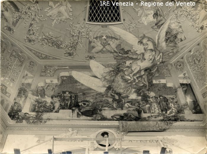 Venezia - Vita veneziana e lagunare - Interni aperti al pubblico - Teatri - Teatro Malibran: particolare del soffito affrescato  di Filippi, Tomaso (primo quarto XX)