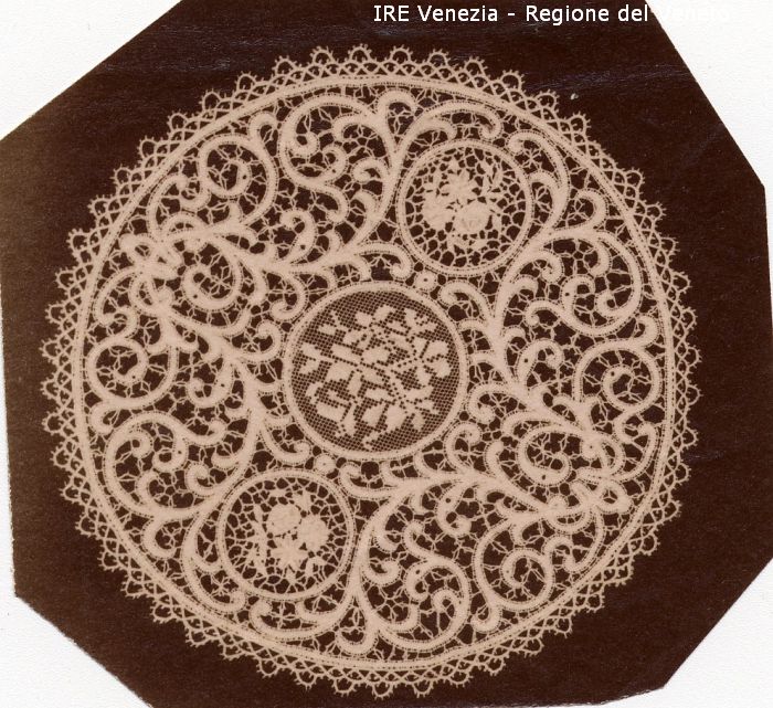 Venezia - Vita veneziana e lagunare - Attività private - Laboratori e Ditte di "Specialità veneziane" - Merletti, campionari anonimi vari - Tovaglia o centro tavola - Formato rotondo  di Filippi, Tomaso (fine/ inizio XIX/ XX)