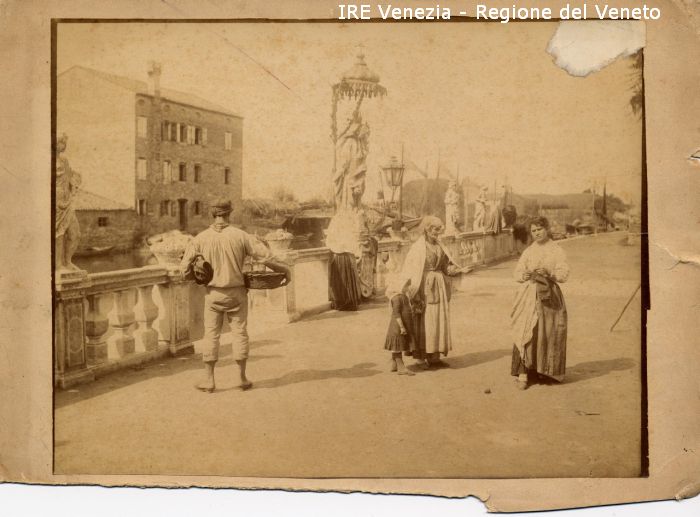 Venezia - Vita veneziana e lagunare - Scene e costumi - Territorio di Chioggia - Chioggia: il "Refugium peccatorum" - Popolani  di Filippi, Tomaso (fine XIX)