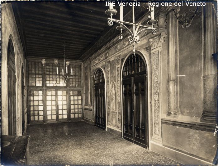 Venezia - Vita veneziana e lagunare - Interni privati - Case dell'ing. arch. Guido Sullam - Arredamento d'interni - Casa di Marco Sullam a S. M. Formosa - Sala con vetrata  di Sullam Guido, Filippi, Tomaso (primo quarto XX)