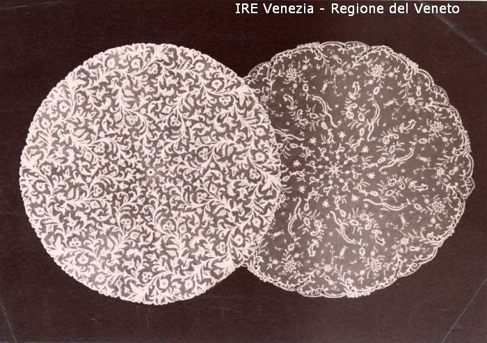 Venezia - Vita veneziana e lagunare - Attività private - Laboratori e Ditte di "Specialità veneziane" - Merletti, campionari anonimi vari - Tovaglie o centro tavola: due - Formato rotondo  di Filippi, Tomaso (fine/ inizio XIX/ XX)