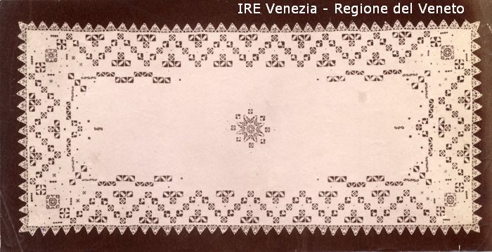 Venezia - Vita veneziana e lagunare - Attività private - Laboratori e Ditte di "Specialità veneziane" - Merletti, campionari anonimi vari - Tovaglia o centro tavola - Formato rettangolare  di Filippi, Tomaso (fine/ inizio XIX/ XX)