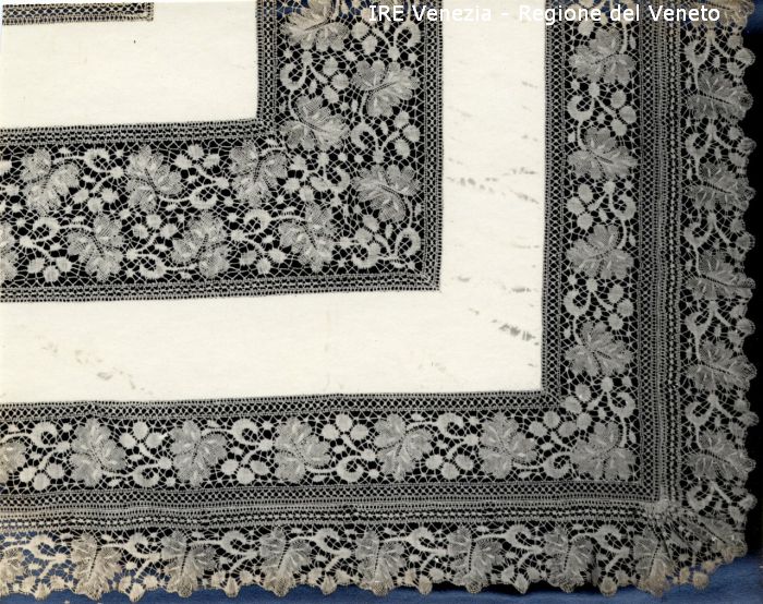 Venezia - Vita veneziana e lagunare - Attività private - Laboratori e Ditte di "Specialità veneziane" - Merletti, campionari anonimi vari - Tovaglia o centro tavola - Formato rettangolare  di Filippi, Tomaso (fine/ inizio XIX/ XX)