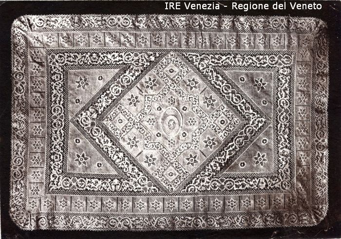 Venezia - Vita veneziana e lagunare - Attività private - Laboratori e Ditte di "Specialità veneziane" - Merletti, campionari anonimi vari - Tovaglia o centro tavola - Formato rettangolare  di Filippi, Tomaso (fine/ inizio XIX/ XX)