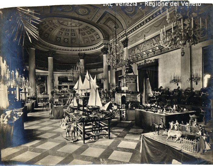 Venezia - Vita veneziana e lagunare - Attività pubbliche - Attività culturali - Mostre ed esposizioni - Palazzo Reale: Sala napoleonica - Esposizione Nazionale Industriale del Giocattolo del Gioco e della Ginnastica - Giocattoli in esposizione  di Filippi, Tomaso (primo quarto XX)