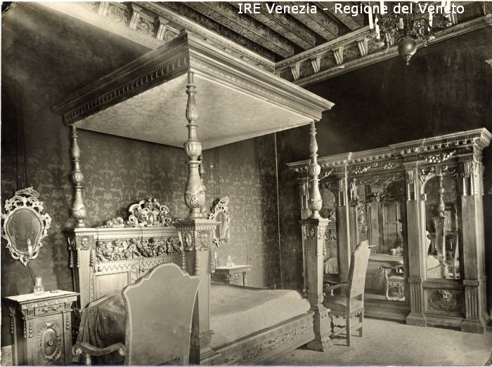 Venezia - Vita veneziana e lagunare - Interni privati - Case dell'ing. arch. Guido Sullam - Arredamento d'interni - Casa di Marco Sullam a S. M. Formosa - Stanza da letto  di Sullam Guido, Filippi, Tomaso (primo quarto XX)