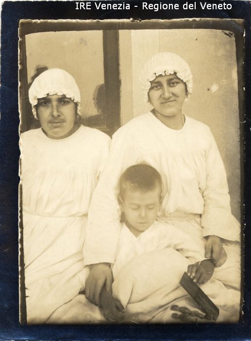 Venezia - Vita veneziana e lagunare - Attività pubbliche - Assistenza e Sanità - Lido di Venezia - Ospedale al Mare - Inservienti: due infermiere - Degenti: bambino  di Filippi, Tomaso (fine/ inizio XIX/ XX)