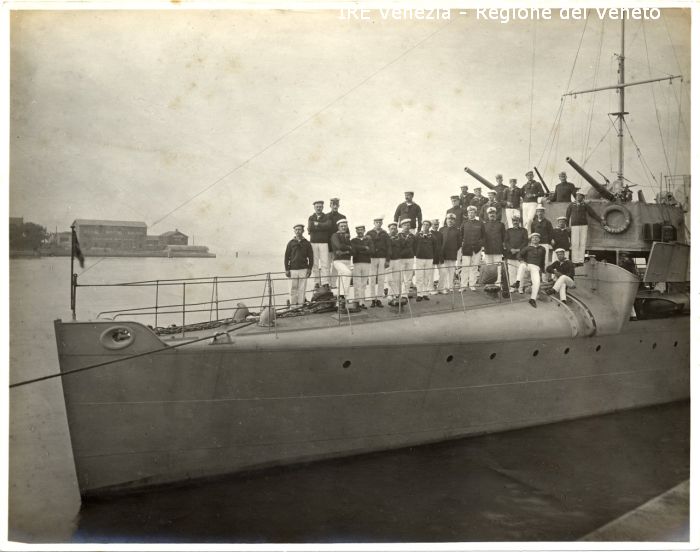 Venezia - Vita veneziana e lagunare - Prima guerra mondiale - Navi - Nave da guerra - Cacciatorpediniere classe Bersagliere "Pontiere" nel bacino dell'Arsenale - Equipaggio schierato sul ponte  di Filippi, Tomaso (primo quarto XX)