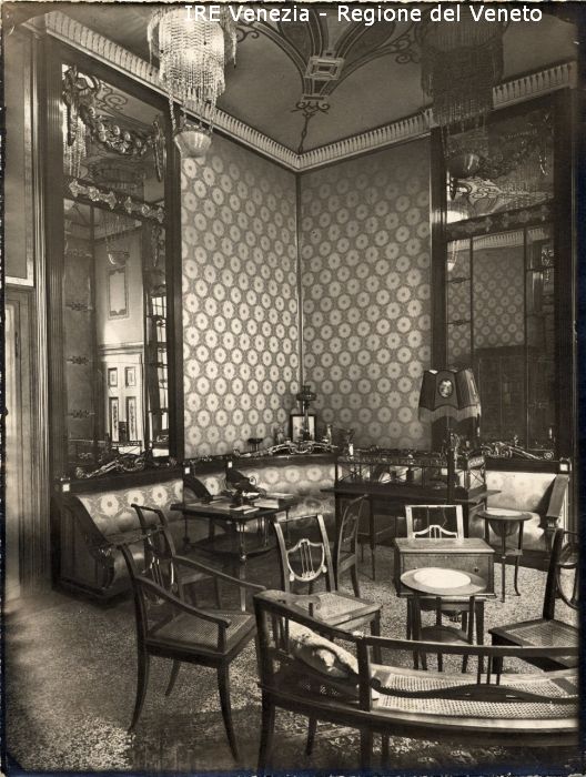 Venezia - Vita veneziana e lagunare - Interni privati - Case dell'ing. arch. Guido Sullam - Arredamento d'interni - Casa del cav. Ugo Levi a S. Vitale - Salotto  di Sullam Guido, Filippi, Tomaso (primo quarto XX)