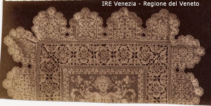 Venezia - Vita veneziana e lagunare - Attività private - Laboratori e Ditte di "Specialità veneziane" - Merletti, campionari anonimi vari - Tovaglia o centro tavola - Formato rettangolare  di Filippi, Tomaso (fine/ inizio XIX/ XX)
