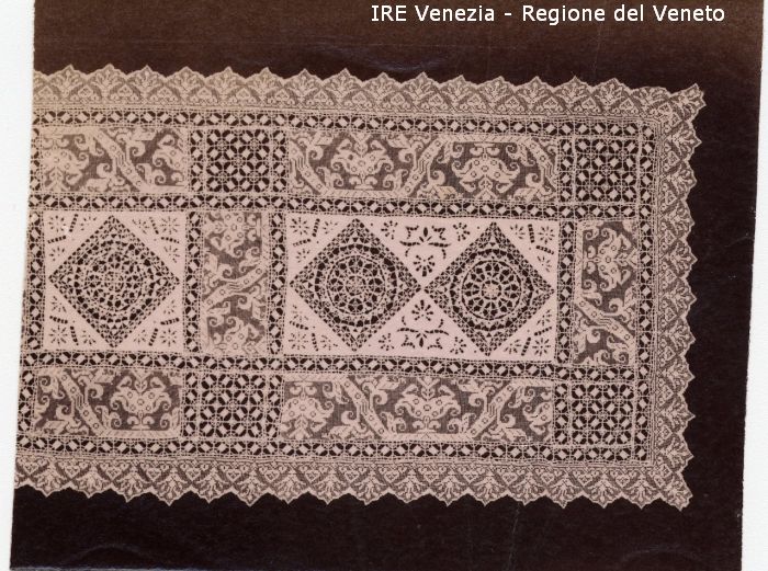 Venezia - Vita veneziana e lagunare - Attività private - Laboratori e Ditte di "Specialità veneziane" - Merletti, campionari anonimi vari - Tovaglia o centro tavola - Formato rettangolare  di Filippi, Tomaso (fine/ inizio XIX/ XX)