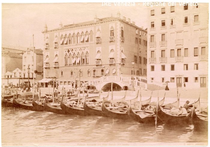 Venezia - Vedute, monumenti, luoghi - Centro storico - Palazzi affacciati su calli, canali, rii - Castello - Palazzo Bernardo o Dandolo (Hotel Danieli) - Ponte del Vin - Persone - Gondole ormeggiate - Gondolieri  di Naya, Carlo (seconda metà XIX)