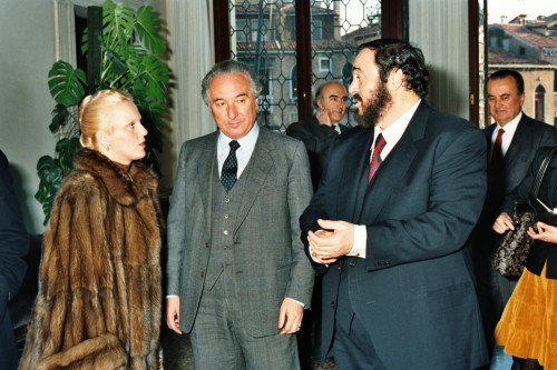 Luciano Pavarotti - Katia Ricciarelli discussione con Carlo Bernini - Venezia (negativi) di Ceolin, Elio (ultimo quarto sec. XX)