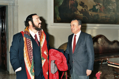 Luciano Pavarotti - all'interno di una stanza di Palazzo Balbi - Venezia (negativi) di Ceolin, Elio (ultimo quarto sec. XX)