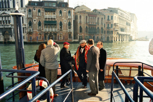 Luciano Pavarotti - aiutato a scendere dal taxi a Palazzo Balbi - Venezia (negativi) di Ceolin, Elio (ultimo quarto sec. XX)