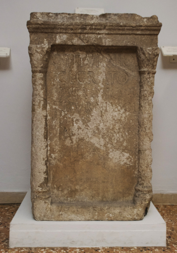 Caius Titurnius Gratus (altare funerario, parallelepipedo, a Caius Titurnius Gratus) - ambito culturale romano/ età imperiale/ produzione altinate (prima metà sec. I d.C.)