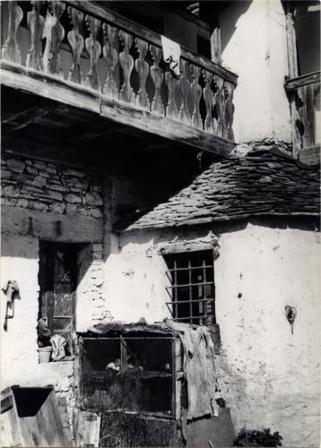Poggiolo e larìn di una casa rurale, Molino di Bolzano bellunese (Belluno) (positivo) di Alpago Novello, Adriano (metà XX)